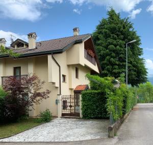 B&B Piccole Dolomiti في بيلونو: منزل أمامه بوابة