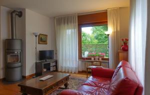 - un salon avec un canapé, une table et une fenêtre dans l'établissement B&B Piccole Dolomiti, à Belluno