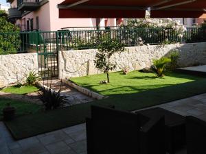 A garden outside B&B la Palma