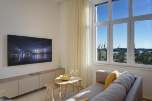 salon z kanapą i dwoma oknami w obiekcie Lifestyle Apartments w Puli