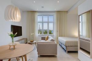 salon z łóżkiem, kanapą i stołem w obiekcie Lifestyle Apartments w Puli