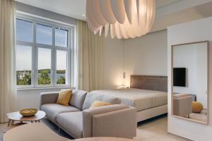 salon z kanapą, łóżkiem i lustrem w obiekcie Lifestyle Apartments w Puli