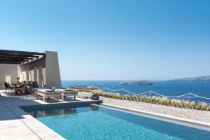 una piscina con vista sull'oceano di Arota Exclusive Villas ad Akrotírion