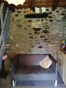 a room with a bench in a stone wall at Micro-Cottage in pietra La Ratatouille in Dego