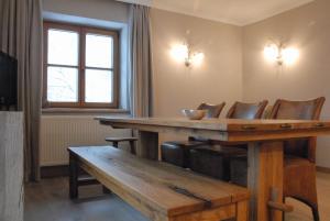 キッツビュールにあるDesign Apartment Villa Anna Kitzbühelのダイニングルーム(木製テーブル、椅子付)