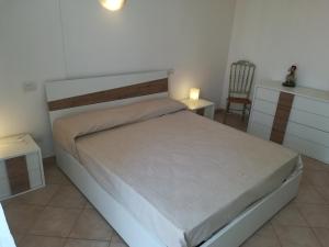 um quarto com uma cama, uma secretária e uma cadeira em La Lampara em Sestri Levante