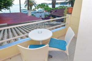 Rõdu või terrass majutusasutuses Costa Hotel