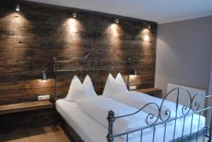 sypialnia z łóżkiem i drewnianą ścianą w obiekcie Design Apartment Villa Anna Kitzbühel w mieście Kitzbühel