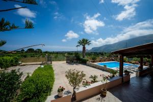 een achtertuin met een zwembad en een villa bij Villa Mirto in Castellammare del Golfo