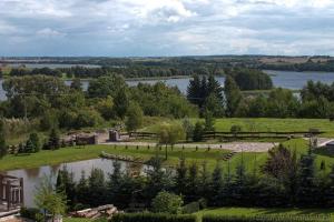 uma vista aérea de um parque junto a um rio em Dom nad jeziorem Blanki em Suryty