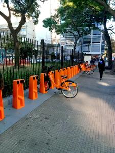 un grupo de motos naranjas estacionadas junto a una valla en Isurus departamento completo en Buenos Aires