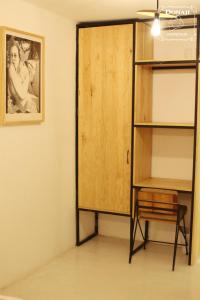 une chambre avec une étagère et un placard dans l'établissement Hospedaje Donaji, à Oaxaca