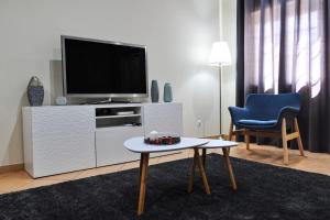 a living room with a tv and a coffee table at Casa da Villa-Grândola in Grândola