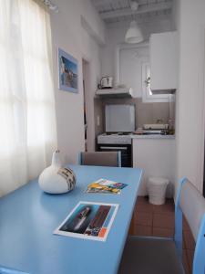 A cozinha ou cozinha compacta de Chaniotis Studios