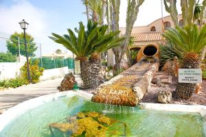 una piscina en un patio con palmeras en Lighthouse View II, en Santa Pola