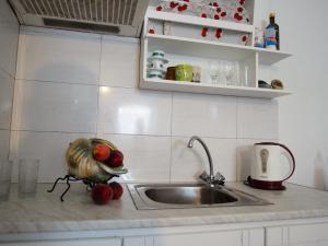 A cozinha ou cozinha compacta de Chaniotis Studios