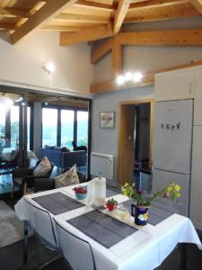 una cucina e un soggiorno con tavolo e sedie di The Pool House a Longos