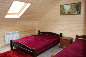 Schlafzimmer mit einem Bett, einem Tisch und einem Fenster in der Unterkunft У Інни in Mischhirja