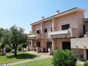 vista su una casa con cortile di I Nuraghi a Cannigione