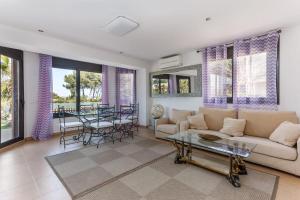 uma sala de estar com um sofá e uma mesa em Luxury Villa near the Sea em Sant Antoni de Calonge