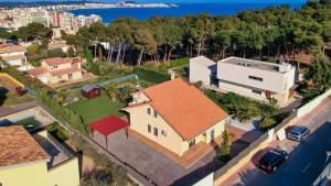 una vista aérea de una casa con techo rojo en Luxury Villa near the Sea, en Sant Antoni de Calonge