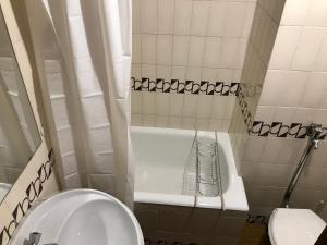 A bathroom at La rotonda de Llívia
