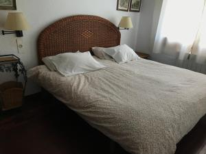 A bed or beds in a room at La rotonda de Llívia