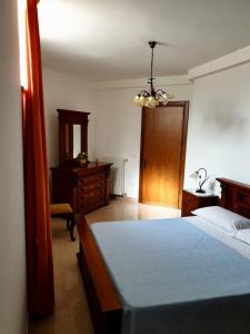 カルピニャーノ・サレンティーノにあるA dieci minuti dal mareのベッドルーム1室(ベッド1台、ドレッサー、鏡付)