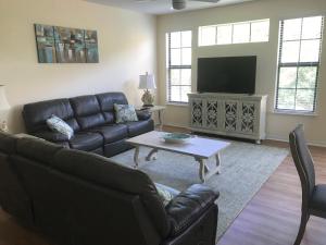 sala de estar con sofá y mesa de centro en Serenata Condominiums,Sarasota, en Sarasota