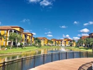 una fila di case vicino a un corpo d'acqua di Serenata Condominiums,Sarasota a Sarasota