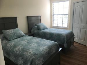 Cette chambre comprend 2 lits et une fenêtre. dans l'établissement Serenata Condominiums,Sarasota, à Sarasota