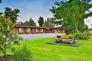 Gallery image of Arbutus Grove Motel in Parksville