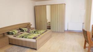 Schlafzimmer mit einem Bett und einer Glasschiebetür in der Unterkunft Pop's Rooms - Transilvania in Böheimkirchen