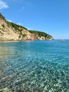 a large body of water with rocks in the water at Apartmani Neo in Sutomore