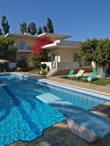 Bazén v ubytovaní Cormoranos Apartments Eco Green alebo v jeho blízkosti