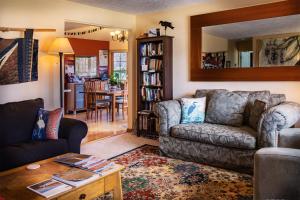 uma sala de estar com um sofá e uma mesa em 2 Cranes Inn - Zion em Rockville