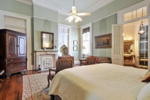 ein großes Schlafzimmer mit einem Bett und einem Kamin in der Unterkunft Ashton's Bed and Breakfast in New Orleans