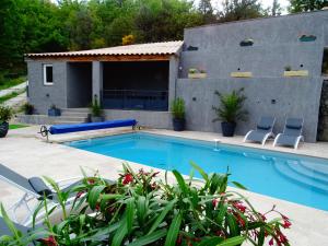 una piscina con 2 sillas y una casa en Villabellevie, en Bras-dʼAsse