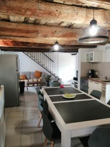 - une cuisine et une salle à manger avec une table et des chaises dans l'établissement Clos de la Madone, à Flaux
