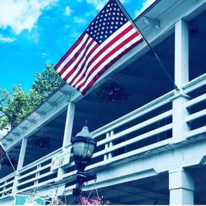 una bandera americana en un edificio con luz de la calle en Highlands Inn, en Highlands