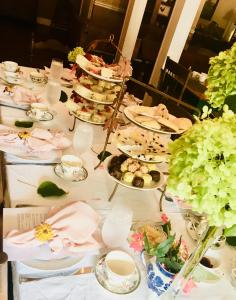 una mesa larga con platos de comida y flores en Highlands Inn, en Highlands