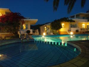 Bazén v ubytovaní Cormoranos Apartments Eco Green alebo v jeho blízkosti