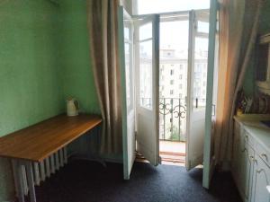 モスクワにあるАпартаменты улица Автозаводскаяの窓、ベンチ、バルコニーが備わる客室です。
