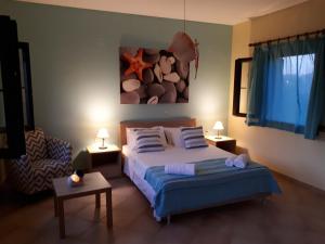sypialnia z łóżkiem z 2 poduszkami w obiekcie Panmar w mieście Vasilikos