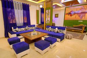 Area soggiorno di The Hideout Agra - Homestay near Taj