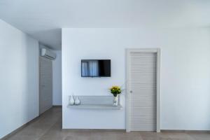 A television and/or entertainment centre at Vasto Aparthotel