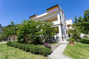 a house with a garden in front of it at Apartment Zvone in Baška