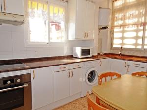 Kuchnia lub aneks kuchenny w obiekcie NEPTUNO GANDIA Primera Línea - Alquiler Familias