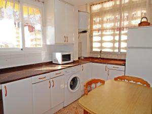 Kuchnia lub aneks kuchenny w obiekcie NEPTUNO GANDIA Primera Línea - Alquiler Familias