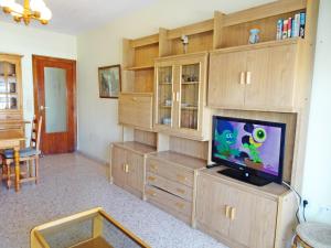 Telewizja i/lub zestaw kina domowego w obiekcie NEPTUNO GANDIA Primera Línea - Alquiler Familias
